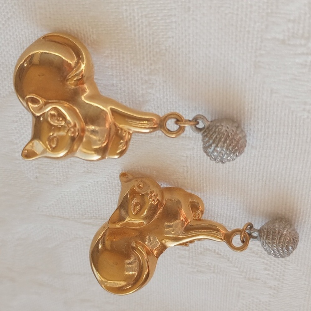 Avon Matte goldtone cat kitten with silver tone ball of yarn clip on earrings